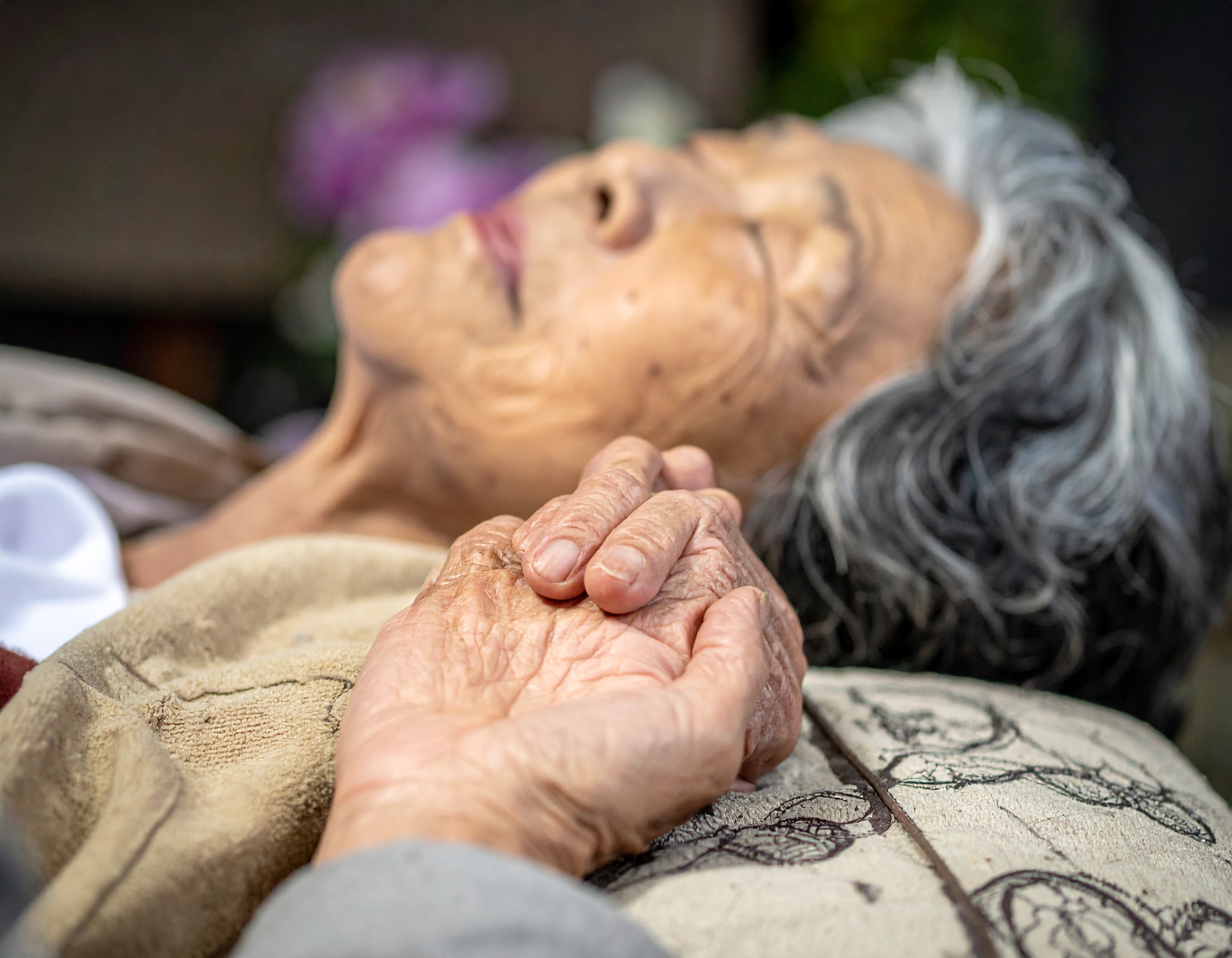 遺影動画を映画のように。モノクロ加工で魅せるスタイリッシュ演出